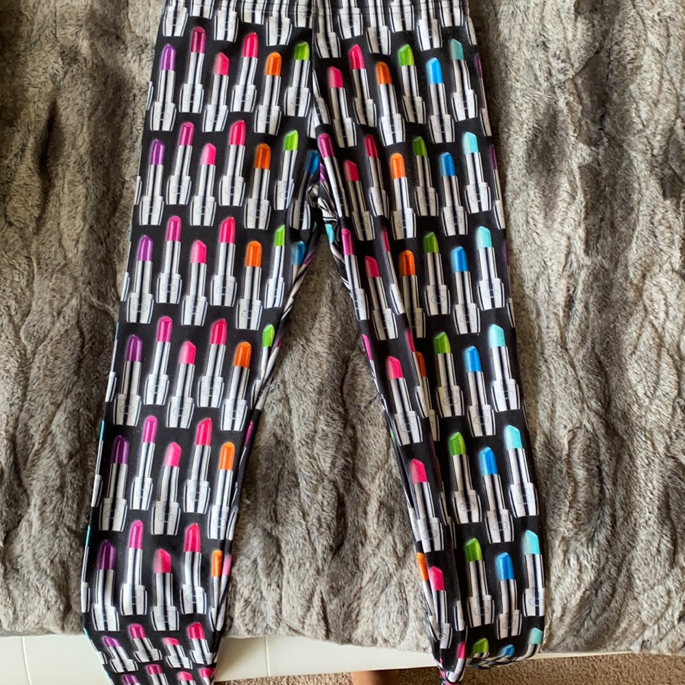 lipstick leggings